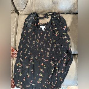 Vey cute long sleeve maternity top ! Only worn a few times